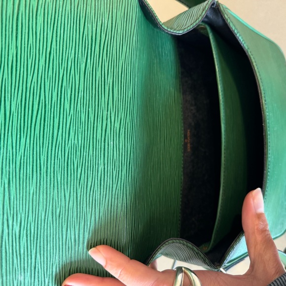 Louis Vuitton Cartouchiere Handbag Epi Leather MM in green color - Picture 9 of 10
